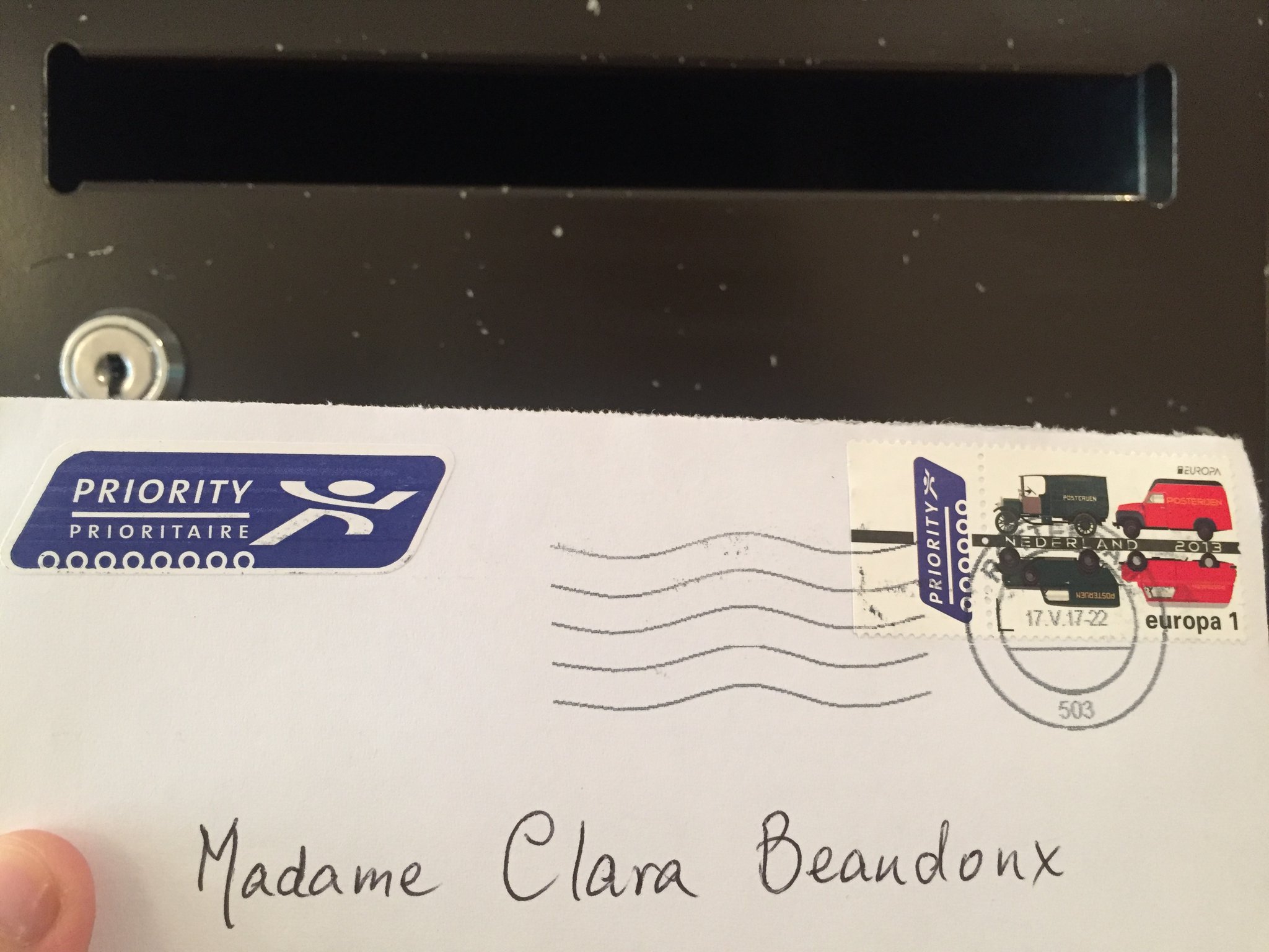 Quelques jours plus tard, dans ma boîte aux lettres, un courrier de Hollande #Madeleineproject https://t.co/z0Y6ZecX32